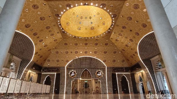 Gambar dalam masjid raya makassar