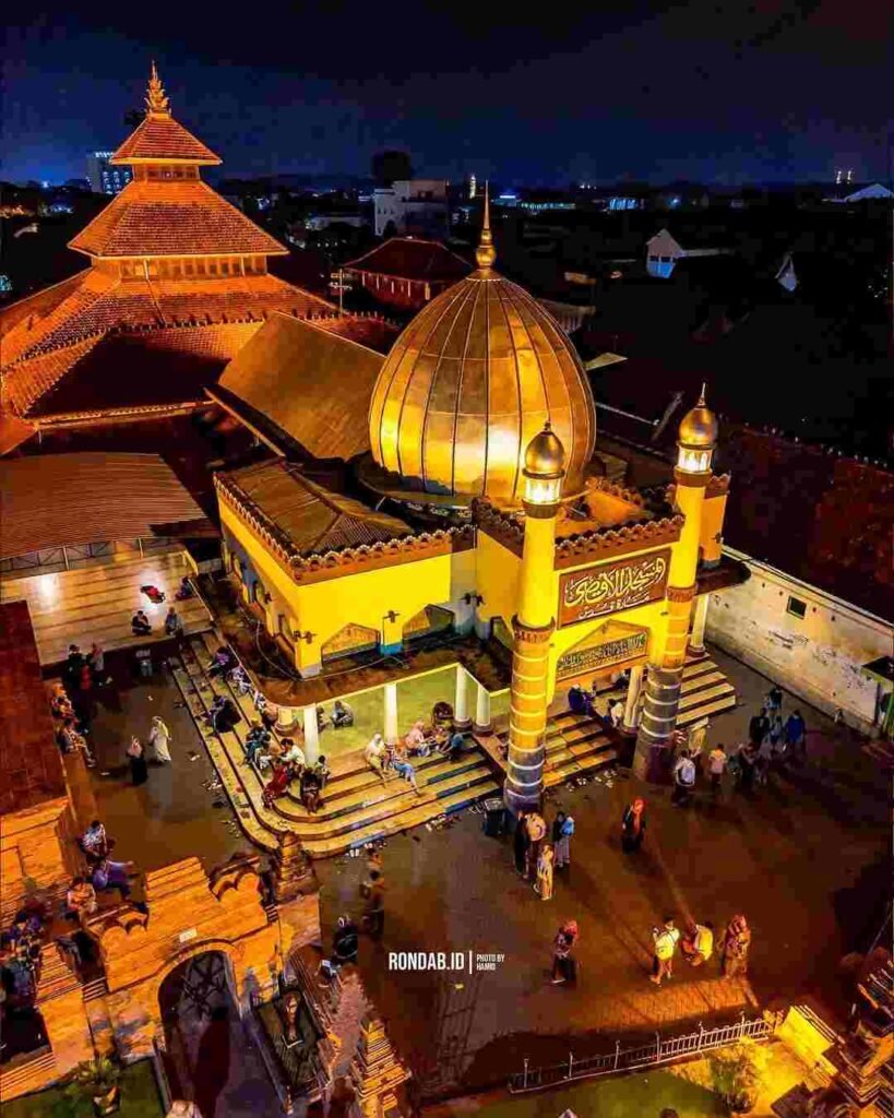 gambar masjid menara kudus malam hari
