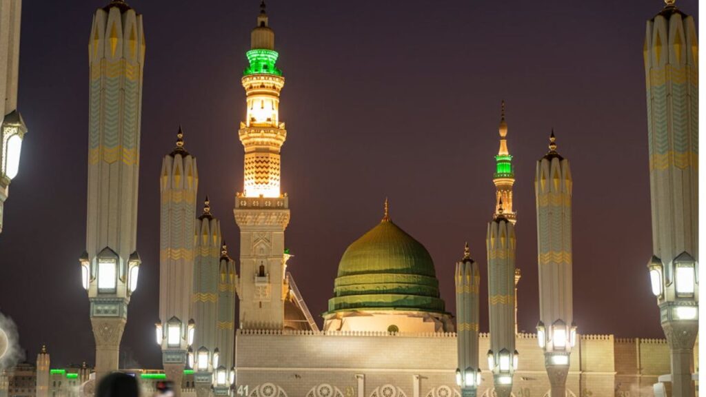 Kubah hijau masjid nabawi malam hari