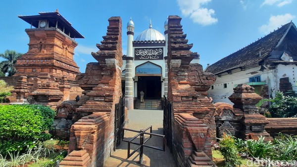 bentuk arsitektur masjid menara kudus menggambarkan akulturasi budaya